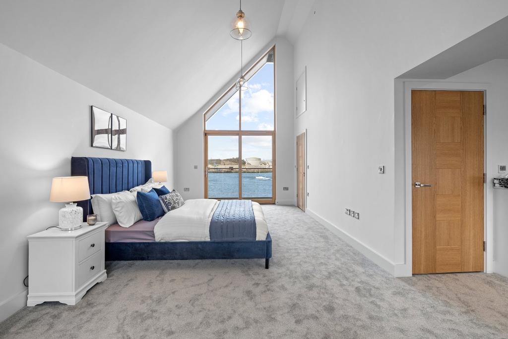 Show Main Bedroom