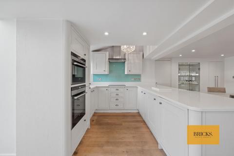 3 bedroom semi-detached house to rent, Chapel Lane, Chigwell IG7