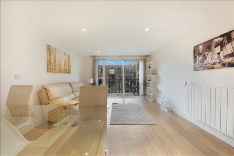 3 bedroom flat for sale, Whiting Way, London