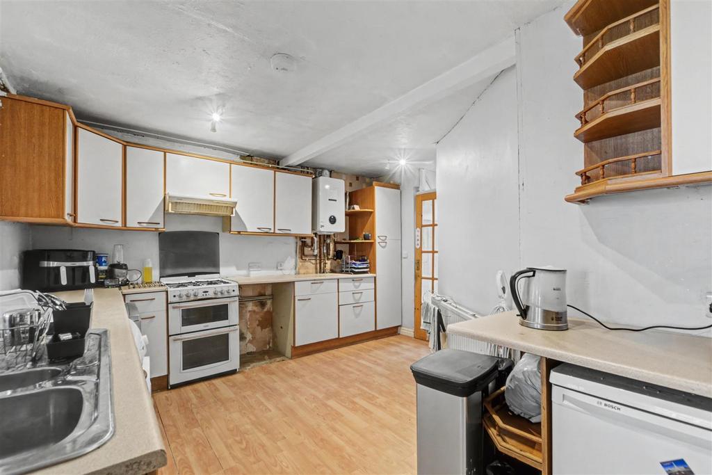 Kitchen 2.jpeg