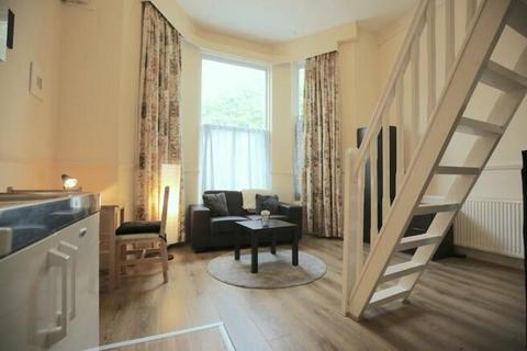 Studio to rent, Cromwell Road, London SW5