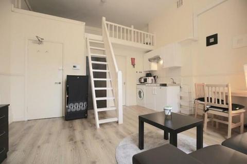 Studio to rent, Cromwell Road, London SW5