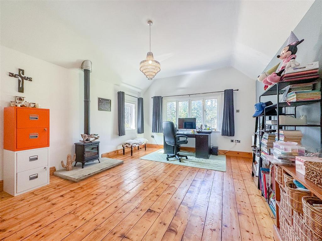 8639916-interior34.jpg