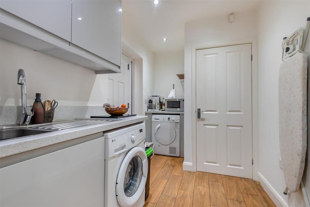8596089-interior01.jpg