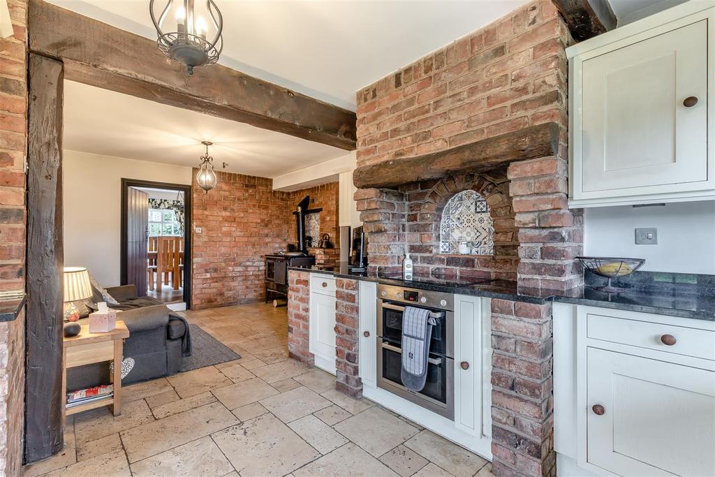 8639796-interior16.jpg