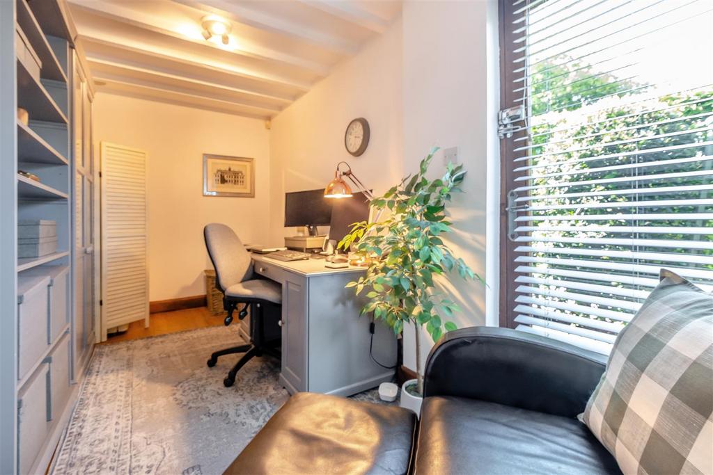 8651407-interior40.jpg