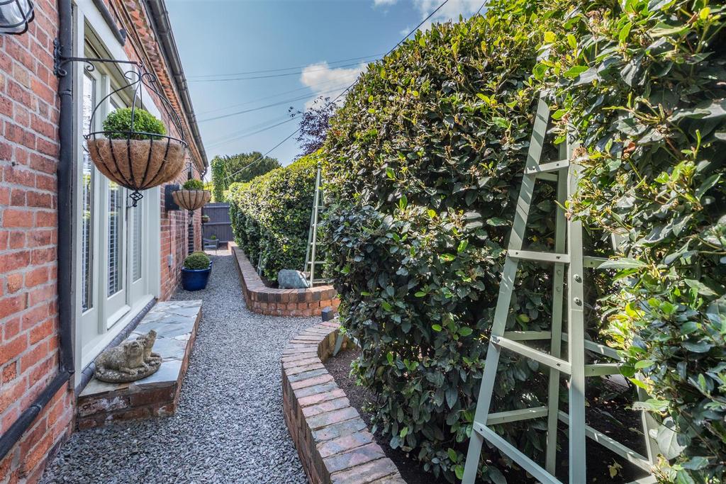 8651407-exterior21.jpg