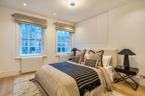 3 bedroom flat for sale, Kensington Church Street, London, W8