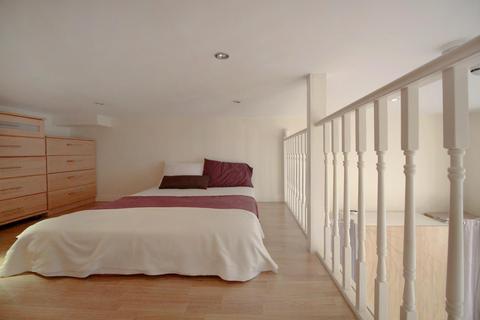 Studio to rent, Courtfield Gardens, London SW5