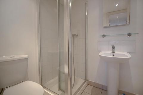 Studio to rent, Courtfield Gardens, London SW5