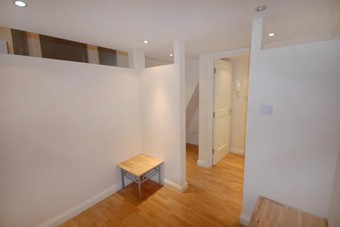 Studio to rent, Courtfield Gardens, London SW5