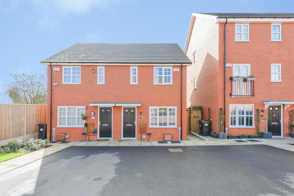 2 bedroom semi-detached house for sale