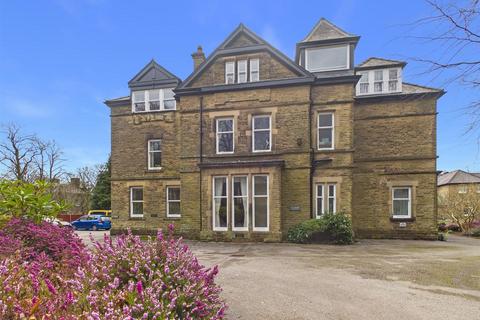 3 bedroom flat for sale, Hampton Court, 43 Park Road, Buxton