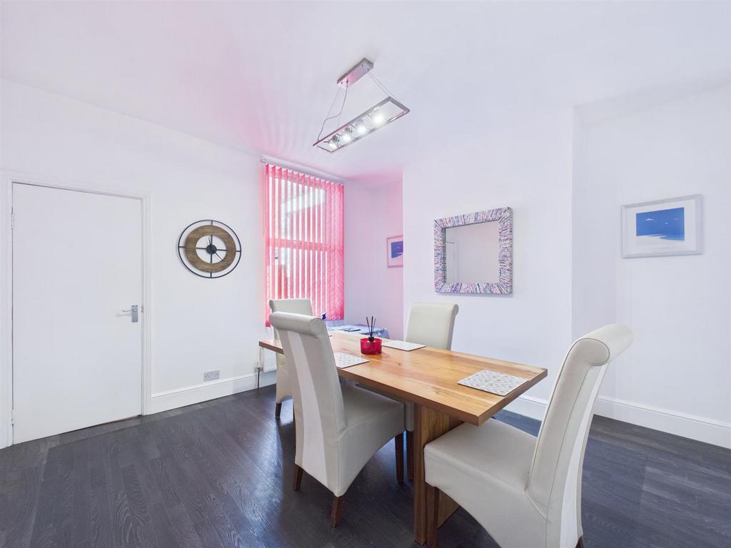 Dining room: