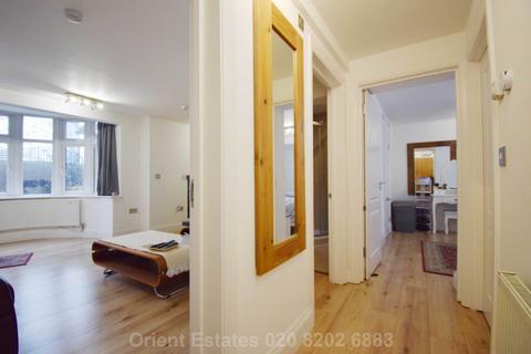 2 bedroom flat to rent, Renters Avenue, Hendon