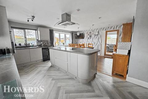 3 bedroom detached bungalow for sale, Amhurst Gardens, Belton