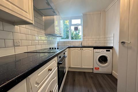 2 bedroom house to rent, Newton Court, HAYWARDS HEATH