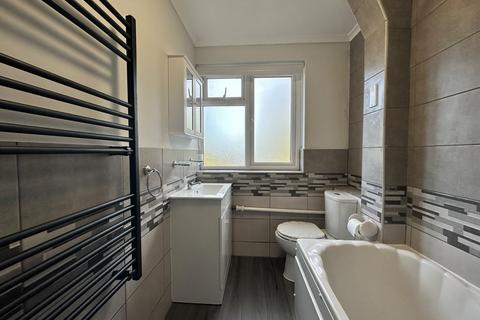 2 bedroom house to rent, Newton Court, HAYWARDS HEATH