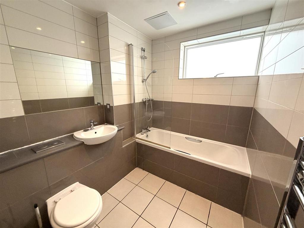 Bathroom 1.JPG