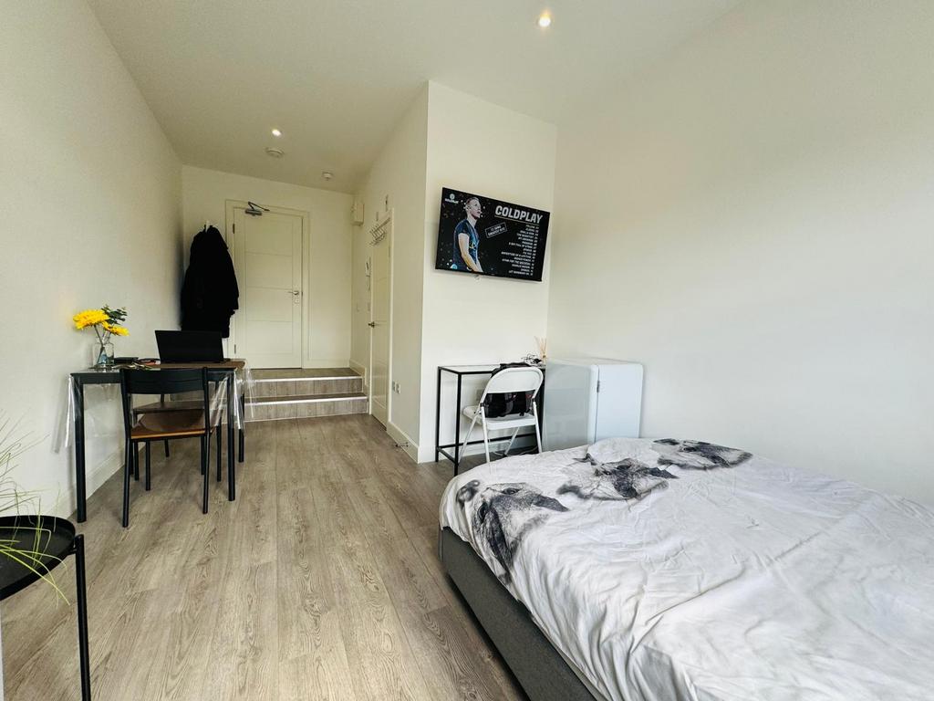 Bright, tidy room with bed and study area...