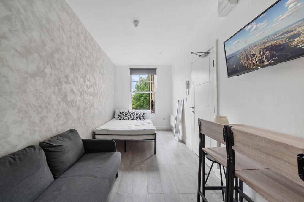 Bright modern double with sofa and city-view TV...