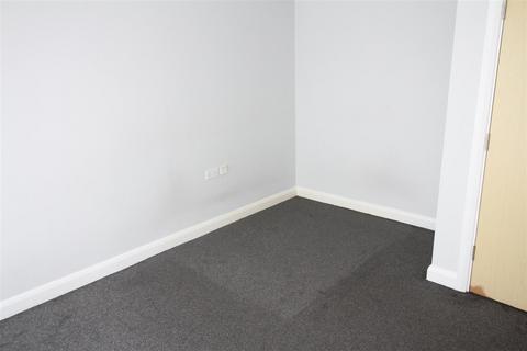 2 bedroom house to rent, Devonshire Road, Manchester M30