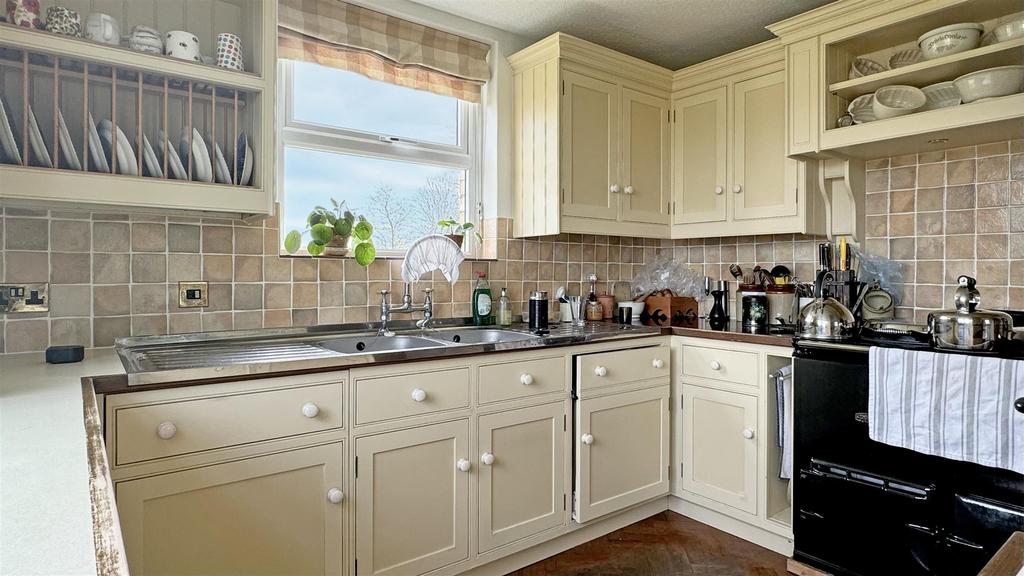 Kitchen 2.jpg
