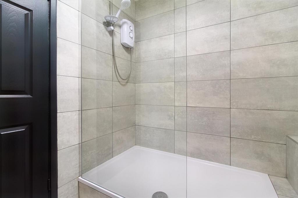 7 Bathroom (2).JPG