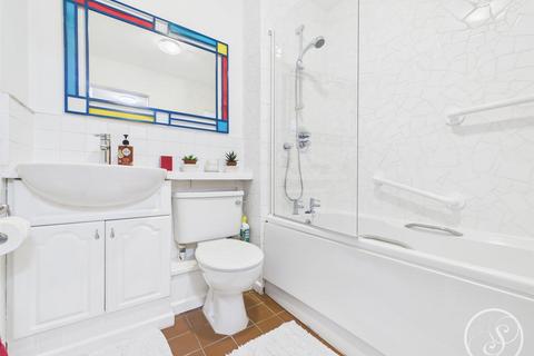 2 bedroom flat for sale, Laurel Hill Way, Leeds