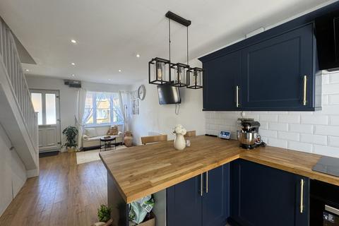 2 bedroom house to rent, Sharp Close, AYLESBURY