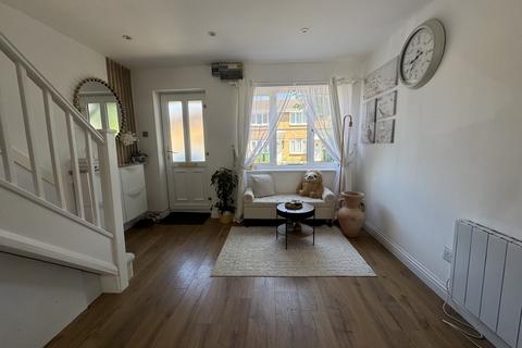 2 bedroom house to rent, Sharp Close, AYLESBURY