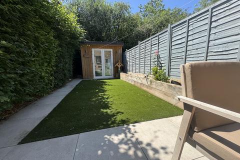 2 bedroom house to rent, Sharp Close, AYLESBURY