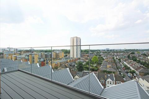 2 bedroom flat to rent, Central Avenue, Fulham, London, SW6