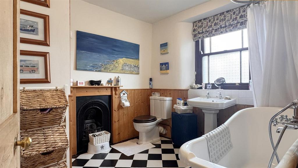 Bathroom 1.jpg