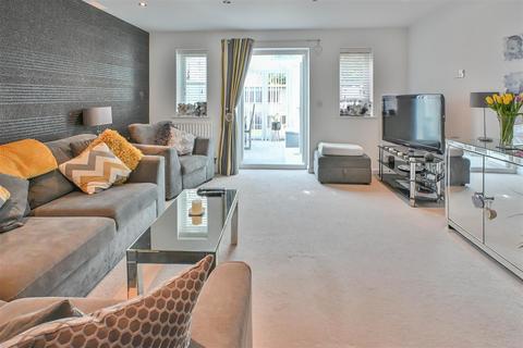 2 bedroom terraced house for sale, Little Highwood Way, Brentwood