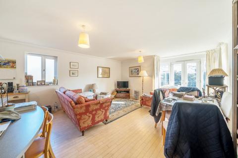 2 bedroom flat to rent, Lumiere Court, London, SW17