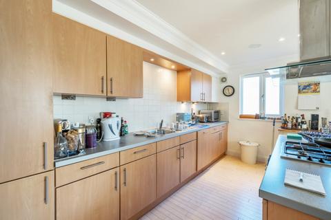 2 bedroom flat to rent, Lumiere Court, London, SW17