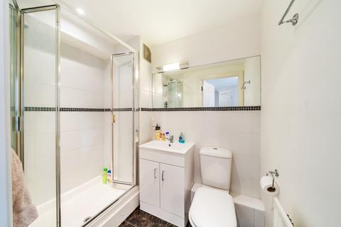 2 bedroom flat to rent, Lumiere Court, London, SW17