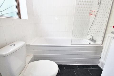 2 bedroom semi-detached house to rent, Butler Street, Uxbridge, UB10