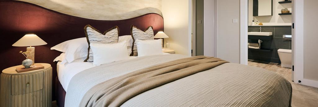 Bankside-gardens, Spacious bedroom with en suite