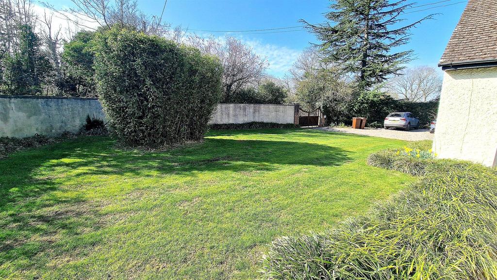 FRONT GARDEN.jpg