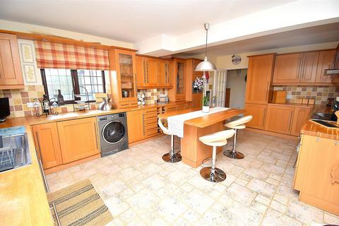 5 bedroom detached house for sale, Main Road, Danbury