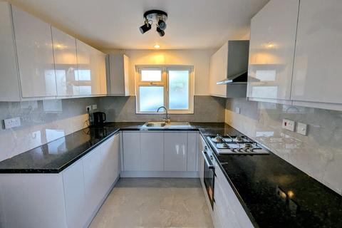 4 bedroom detached house to rent, Morrell Close, Luton LU3