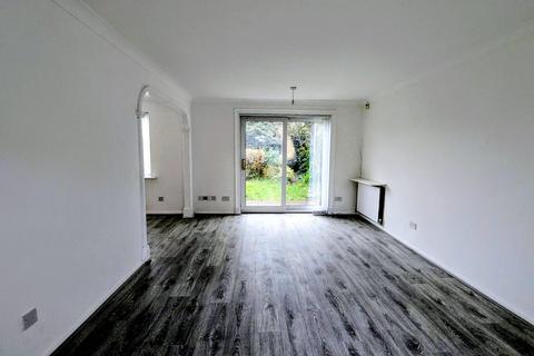 4 bedroom detached house to rent, Morrell Close, Luton LU3