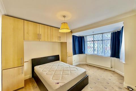6 bedroom semi-detached house to rent, Park Road, Hounslow TW3