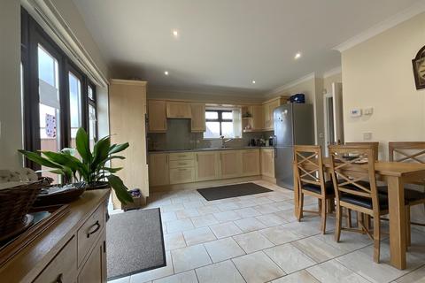 4 bedroom detached bungalow for sale, Yr Hafod, Ammanford SA18