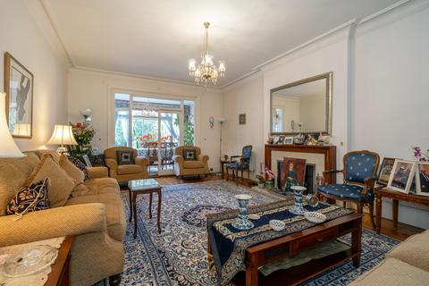 undefined, Gunnersbury Avenue, Ealing, W5