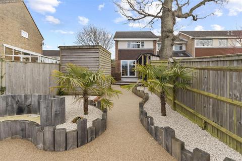 2 bedroom end of terrace house for sale, Farne Close, Hailsham