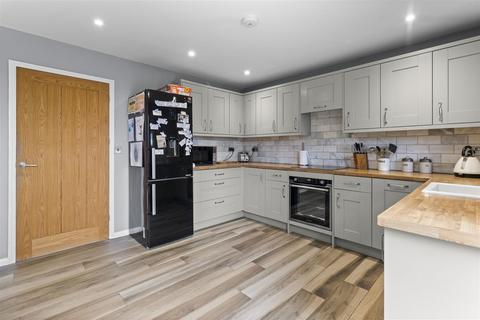 2 bedroom end of terrace house for sale, Farne Close, Hailsham