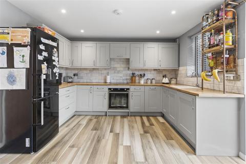 2 bedroom end of terrace house for sale, Farne Close, Hailsham